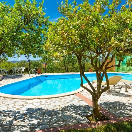 别墅 Russa Dionisis *