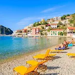 Russa Dionisis Βίλα Τραπεζάκι